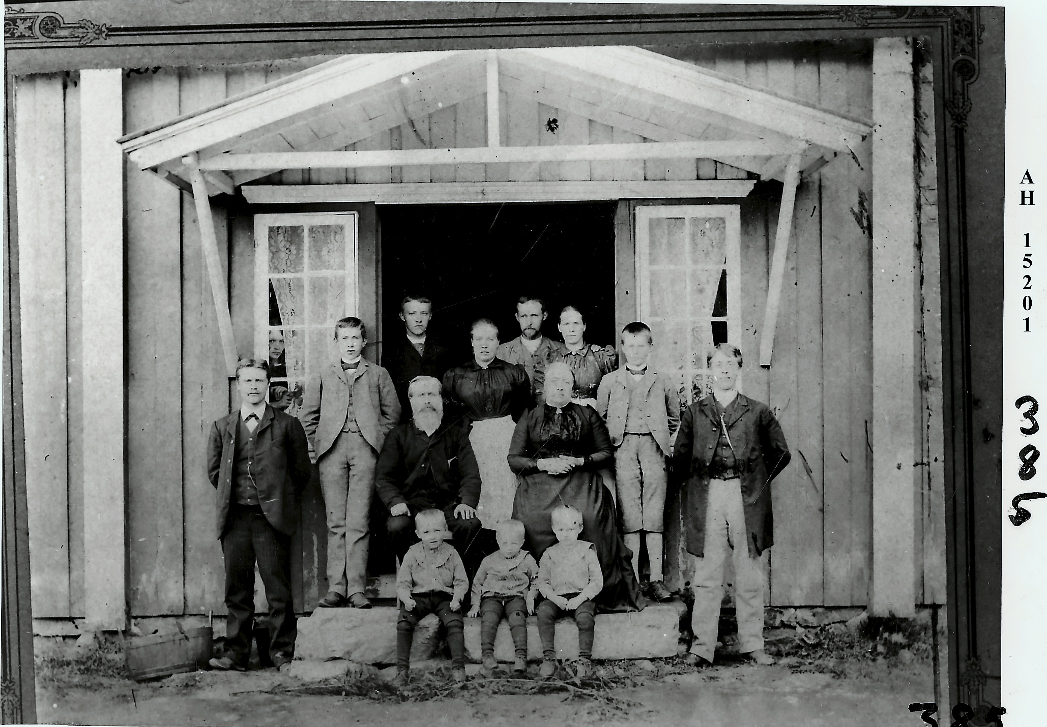 Prestefamilie utenfor den gamle prestegården